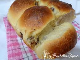 Ai panini ho sempre preferito il pane casereccio, quello grande che tagli a fette! La Forchetta Rossa Panini Morbidi Con Uvetta E Lievito Madre