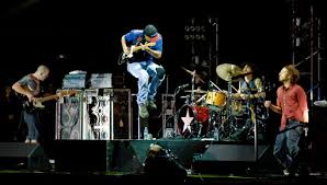 Collins cobuild menyebutkan bahwa musik rock merupakan jenis musik yang memiliki nada sederhana dan beat yang cepat, dimainkan dan dinyanyikan oleh sekelompok orang dengan gitar listrik dan drum. Relasi Musik Rock Dengan Materi Sejarah Peminatan Fufu 99
