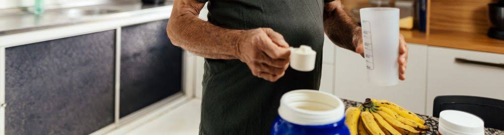 Whey protein para idosos: quais são os benefícios e cuidados
