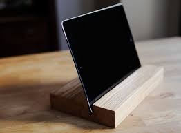Ipad Stander Minimalistisches Design Aus Hellem Weichen Holz Ipad Stander Ipad Halterung Ipad
