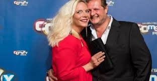 On the online platform bestfans, where users can get revealing pictures for money, the pretty brunette shows herself in a tight, red swimsuit and leaves it quite nicely look. Farewell Tv Emigrants Jens Buchner 49 Years Died