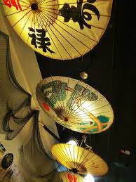 Japanese Umbrellas Used As Light Fixtures Beautiful Morio S Sushi Bistro Honolulu Hi Japanese Umbrella Japanese Parasol Japan Crafts
