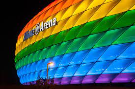The allianz arena's entire external area and roofing can be lit up in various colours. Mit Philips Erstrahlt Die Allianz Arena In Regenbogenfarben I Magazin