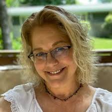 Lisa Kroll's Instagram, Twitter & Facebook