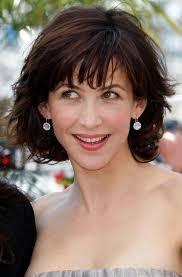 Les Coiffures De Sophie Marceau 20 Facons De Porter La Frange Coiffure Sophie Marceau Coupe Cheveux Carre Court Carre Court Frange