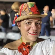 Esta modelo esta luciendo vestidos disponibles en Xio Curvy Boutique ♥️  super besha