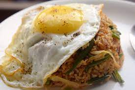 Semboyan yang pas untuk sajian nasi goreng kampung ini adalah penampilan boleh sederhana tetapi rasa sebab, mungkin jika dibandingkan dengan nasi goreng lain, nasgor ini penampilannya kalah. Nasi Goreng At Home Indonesian Fried Rice Slurrp Recipes For The Regular Homecook