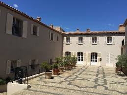 Il est situé à taradeau, près de draguignan, sur des terres où ne poussaient alors que l'olivier, la lavande et le mûrier. Le Fort A L Interieur Surprenant Et Notre Guide Charlotte Bild Von Fort De Bregancon Bormes Les Mimosas Tripadvisor