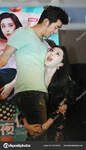 Chinese Actress Fan Bingbing Right Tries Lift Hong Kong Actor – Stock  Editorial Photo © ChinaImages #241949538