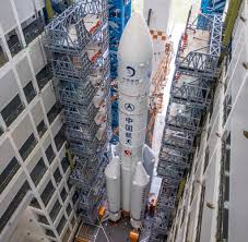 Een chinese raket die een onderdeel van een nieuw ruimtestation in een baan om de aarde heeft gebracht, valt nu deels terug richting onze planeet. Raumsonde Startet Wie China Den Mond Anbohren Will Welt