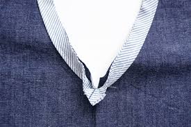 In today's briar sewalong, we'll be showing you our method for creating a neckline binding. How To Sew Flat Piping Trim To A V Neckline Weallsew