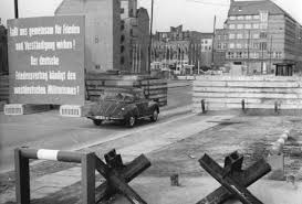 Ecco qui i nostri preziosi consigli per visitatori con disabilità visiva o uditiva, con limitazioni cognitive o motorie. Clandestino Nella Berlino Est Nel 1973 Un Breve Racconto Sulla Berlino Est Ed Ovest Del 1973 Del Suo Muro E Dei Suoi Abitanti G C Storti