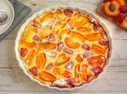 Imburrate ed infarinate una teglia da forno e disponetevi le albicocche spolverizzate con lo zucchero al velo e cuocete in forno il clafoutis di albicocche a 180° per circa 45'. Clafoutis Di Albicocche E Lamponi Mela Val Venosta