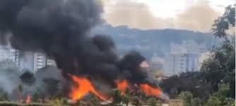 O incêndio na boate kiss foi uma tragédia que matou 242 pessoas 3 e feriu 680 outras 2 em uma boate na cidade de santa maria, no estado brasileiro do rio grande do sul.a tragédia ocorreu na madrugada do dia 27 de janeiro de 2013, e foi provocada pela imprudência e pelas más condições de segurança no local. Incendio Atinge Quiosques Do Hot Park Diario Da Manha