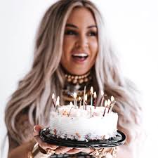 Today I turn 34! 🎂 When I was little, I was a total “birthday brat”. I  wanted breakfast in bed. I wanted to be treated like a queen. I wanted the  red