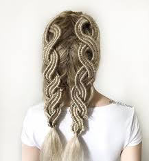 Come realizzare qualsiasi acconciatura in meno di 5 minutitutti quanti ogni tanto lottiamo con i nostri capelli. Un Adolescente Crea Delle Acconciature Difficilissime Da Replicare Foto Capellistyle