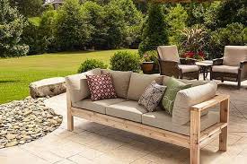 Modern Style Meets Diy Cool In This Sturdy Cedar Outdoor Sofa With Just Some 2x4 Boards You Could B Palettenmobel Im Freien Diy Terrasse Outdoor Dekorationen