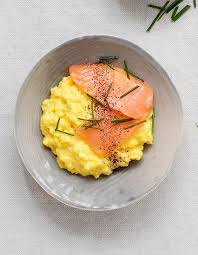 Oeufs Brouilles Au Saumon Pour 4 Personnes Recettes Elle A Table Recette En 2020 Recette Oeufs Brouilles Recette Oeuf Recette Saumon