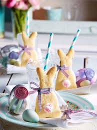 Osterfruhstuck Osterhasenkekse Tischdekoration Zum Osterfest Und Ein Leckeres Rezept Fur Murbeteig Haschen Ostern Backen Osterfruhstuck Ostern Kuchen