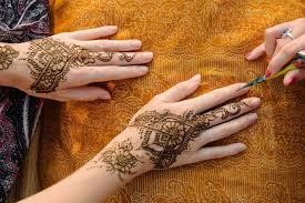 Soaking the henna tattoo two to three times a day will expedite removal. Henna In Dubai What It Is And Where To Get It Ewmoda