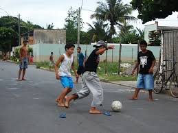 Los niños felices activos que juegan al fútbol al aire libre … Ninos Jugando En La Calle Photo Image South America Brazil World Images At Photo Community