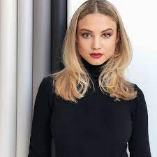 I Know You Guys Prefer Curly Hair Over My Straight Hair But Sometimes For Certain Photoshoots Events It Makes More Straight Hairstyles Curly Hair Styles Hair