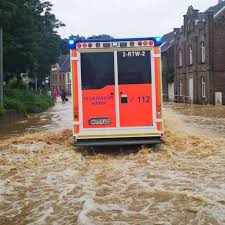 Bei erftstadt und swisttal hatten die wassermassen teile der fahrbahn weggerissen. Solzktzplrwj5m