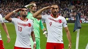 Aynn bide durup durup başarısız hocayı parlatmaya kaan ayhan ретвитнул(а) altan tanrıkulu. Bundesliga Profi Kaan Ayhan Verweigert Militargruss Als Jubelgeste