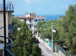 Marina di camerota, via michele marsicano, in posizione centrale, nei pressi dei principali servizi, proponiamo in fitto appartamento posto al secondo piano di uno stabile e composto da soggiorno, cucina, 3 camere da letto, bagno, per un totale di 4 posti letto. Residence La Playa Vacanze A Marina Di Camerota