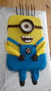 Für diese minion torte zum kindergeburtstag sollen sie zuerst einen blechkuchen backen und gut abkühlen lassen. Minion Kuchen Schnell Einfach Lecker