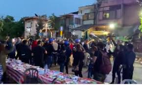 اعتقلت قوات الأمن الإسرائيلي عشرة ناشطين على الأقل في حي الشيخ جراح في مدينة القدس الشرقية، واعتدت على المعتصمين، مساء أمس الخميس، في محاولة لتفريق. N7evep22vxl7am