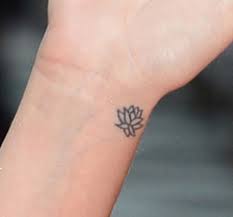 Cette fleur qui pousse dans les marécages occupe une place importante dans les cultures occidentales. Les Tatouages De Katy Perry