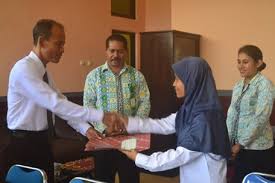 Maybe you would like to learn more about one of these? Siti Suryani Mapawa S Hi Terima Sk Pemberhentian Dengan Hormat Sebagai Pns Kanwil Kementerian Agama Provinsi Nusa Tenggara Timur