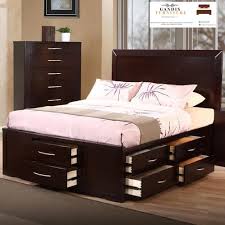 Perhatikan warna dinding dan lampu. Tempat Tidur Minimalis Laci Murah Tempat Tidur Laci Murah Gandis Furniture Jepara