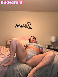 OnlyFans model Hot4Hollyvip exposed leaks