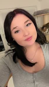 Emily Batts's Instagram, Twitter & Facebook