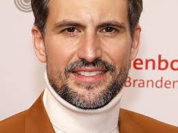 He then attended the bavarian theatre academy in munich, under the musical degree programme, where he was trained. Tom Beck Corona Krise Mit Baby Die Zeit In Quarantane War Schon Hart Bunte De