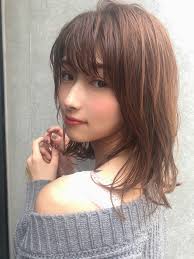 顔型カバーも叶うひし形シルエット ラフな重軽ミディアムは大人の女性に人気のスタイル 前髪からサイドへの繋がりで 自然な毛流れが生まれ軽い印象に ボブに飽きて動きをつけたい人におすすめ ヘアスタイル ヘアモデル ボブ 結婚式