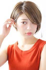 夏のバッサリ短いショートヘアは 軽やかで涼しい印象になれます ショートヘアはどうしてもメンズっぽくなってしまうのが悩みという方には 女性らしくなれる センシュアルショート がおすすめです ヘアカット 髪型 ヘアスタイル