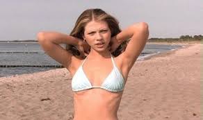 Sfuggiti alle grinfie dei turbolenti hooligans inglesi, scotty e cooper organizzano un incontro con due loro amici, i gemelli jenny (michelle trachtenberg) e jamie (travis wester), che si trovano in vacanza da quelle parti. Eurotrip Characters Tv Tropes