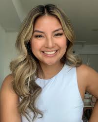 new hair, new tee, #newjeans 💁🏻‍♀️ hopefully making 16-year-old Mia proud  🥺🎉 #10years