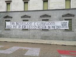 Anche la sera del 31 dicembre il coprifuoco scatterà alle anche se si va a casa di parenti o amici, nel rispetto dei limiti e degli orari previsti dalla normativa, si deve comunque rispettare il cosiddetto coprifuoco. Striscione In Piazza Dei Tifosi Della Curva Nord Tra Incertezze E Coprifuoco Oggi Piu Di Ieri Lecco Resta In Piedi Prima Lecco