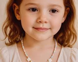 Colar multicolorido com nome para meninas. Colar colorido personalizado  para meninas. Colar com letra inicial ou nome.