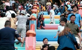 Selain itu, terdapat juga penduduk peribumi di semenanjung malaysia yang merupakan orang asli dan pada 2016, jumlah penduduk malaysia dianggarkan seramai 31.7 juta orang merangkumi komposisi. Jumlah Penduduk Lelaki Di Malaysia Melebihi 1 Juta Orang Daripada Perempuan Kadar Kelahiran Menurun