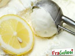 Può essere servito anche come dessert di fine pasto, per accompagnare la frutta o come merenda pomeridiana. Ricetta Gelato Al Limoncello Ricette Di Fragolosi