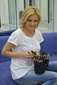 Al treilea copil este pe drum, sunt însărcinată în cinci luni. Pro Tv Lavinia Petrea O Zi Frumoasa Incepe De Dimineata Prezentatoarea Stirilor Protv De La Ora 7 00 Este Pasionata De Machiaj