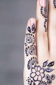 Biasanya para pengantin wanita mempercantik tangannya dengan henna tangan. Nail Henna Tangan