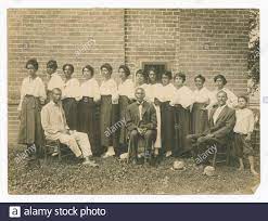 Das Poro College, Eine Kosmetologie-Schule Und -Zentrum, Wurde 1918 Von  Annie Turnbo Malone, Einer Afroamerikanischen Geschäftsfrau, Erfinderin Und  Philanthropin, Gegründet. Zeigt Zwölf Frauen, Drei Männer Und Einen Jungen.  Die Frauen Stehen Alle