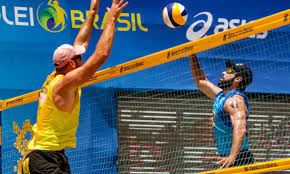 Homem novo que obstrui seu amigo ao jogar o voleibol da praia no dia de verão. Volei De Praia Brasileiros Estreiam Na Russia No Circuito Mundial Agencia Brasil