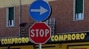 Mirko rosa, conosciuto come mirko oro, 46enne imprenditore ex proprietario di negozi network, pubblicando anche video nei quali inneggiava al kanun, il codice orale consuetudinario. Compro Oro Il Messaggero